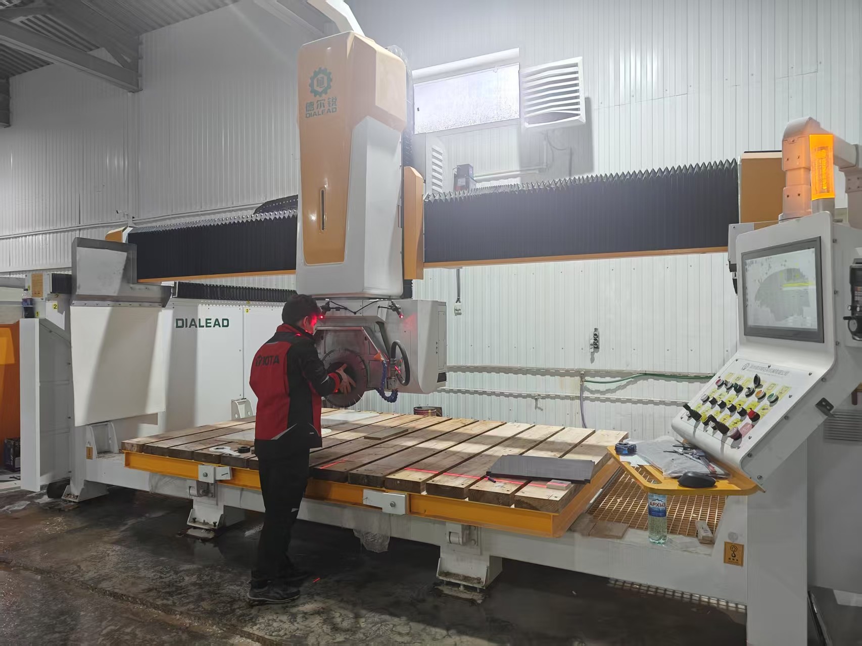 최신 회사 사례 클린에서 450mm 5 축 브리지 절단 기계