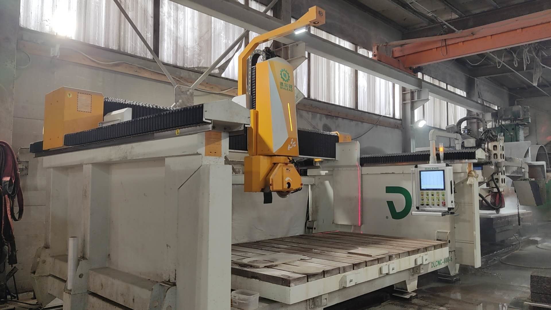 최신 회사 사례 세인트 페테르부르크에 있는 600mm 5 축 다리 절단 기계