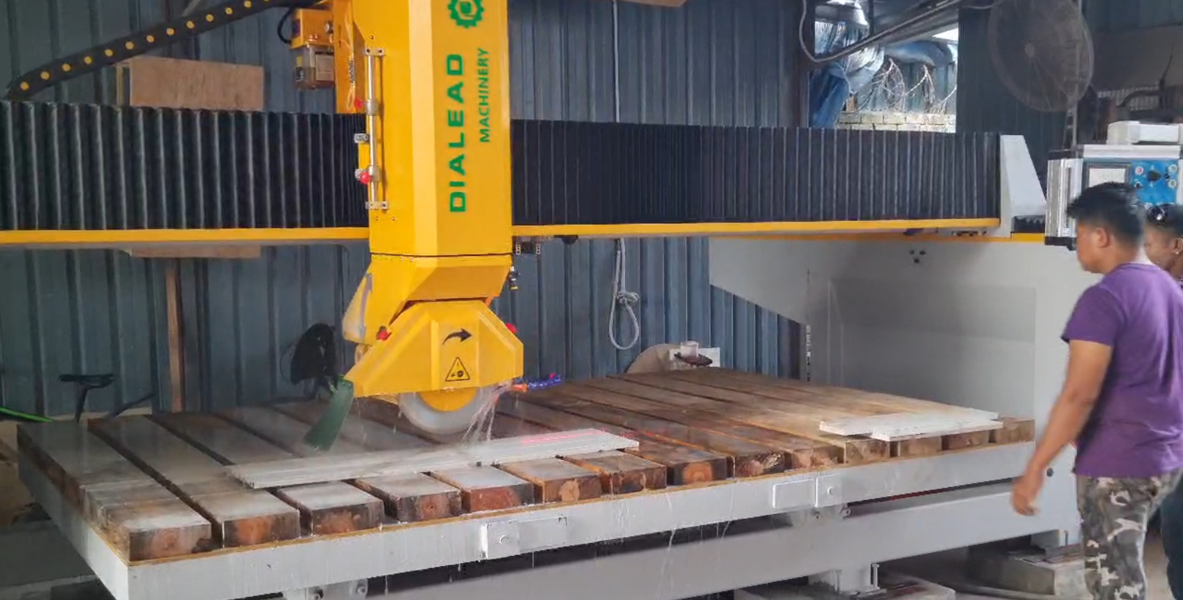 최신 회사 사례 말레이시아에 있는 3 축 다리 절단 기계